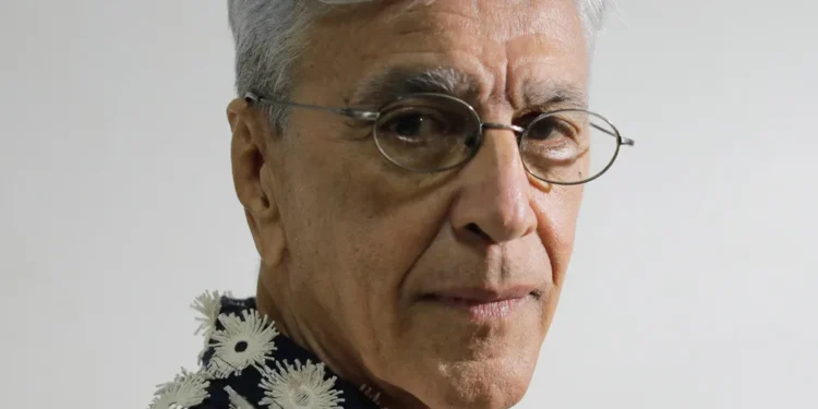 Caetano Veloso vence ação contra TV Alterosa após ser chamado de “pedófilo” e “estuprador”