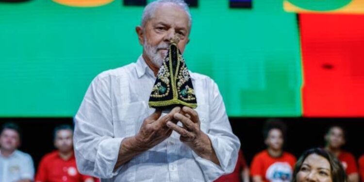 Lula cresce entre católicos e evangélicos em reta final do primeiro turno.