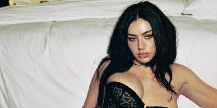 Charli xcx é capa da Playboy em nova edição fotografada em Londres