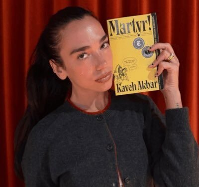 Dua Lipa escolhe “Martyr!”, de Kaveh Akbar, como Livro do Mês