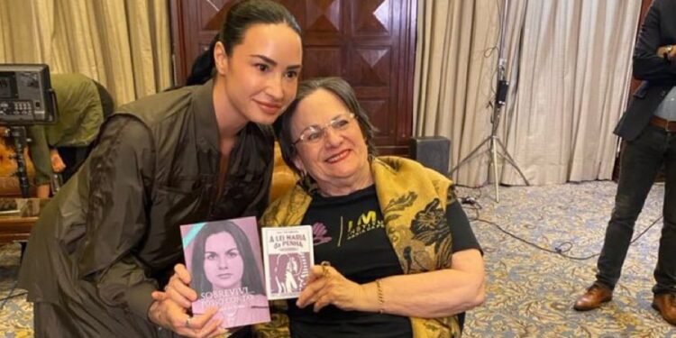 Demi Lovato encontra Maria da Penha durante passagem pelo Rio de Janeiro