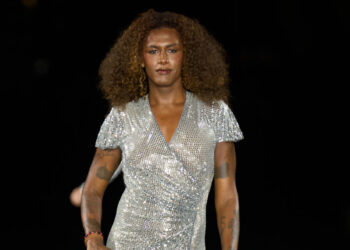Liniker estreia no Le Défilé em Paris e canta com Anitta na afterparty