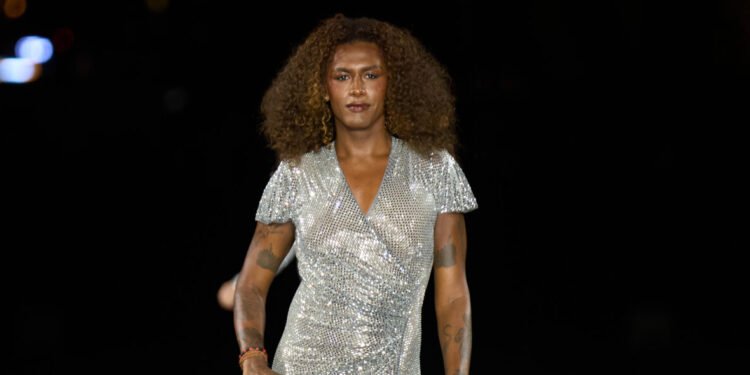 Liniker estreia no Le Défilé em Paris e canta com Anitta na afterparty
