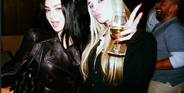 Charli xcx surpreende fãs e chama Kim Petras para cantar “Unlock It” em Nova York