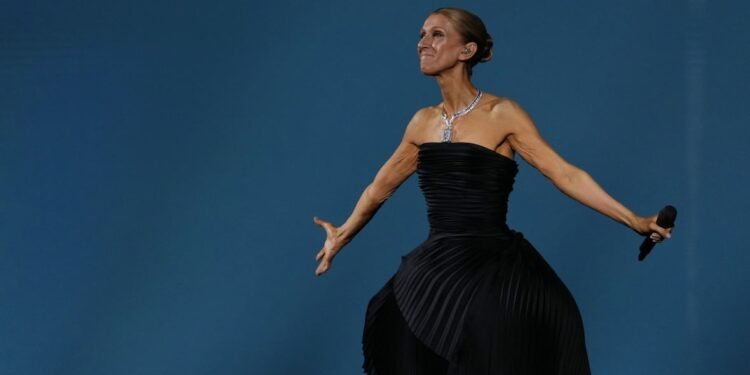 Céline Dion vai às lágrimas ao retornar aos palcos para seu primeiro show completo em seis anos