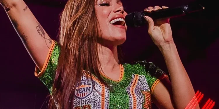 Anitta se emociona após esgotar Ensaios no Parque Olímpico, com capacidade para cerca de 80 mil pessoas